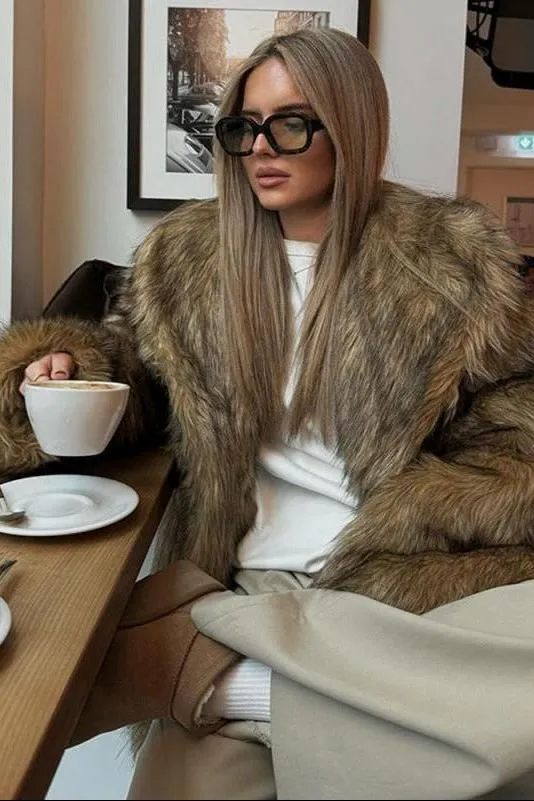 Elegant faux fur short coat