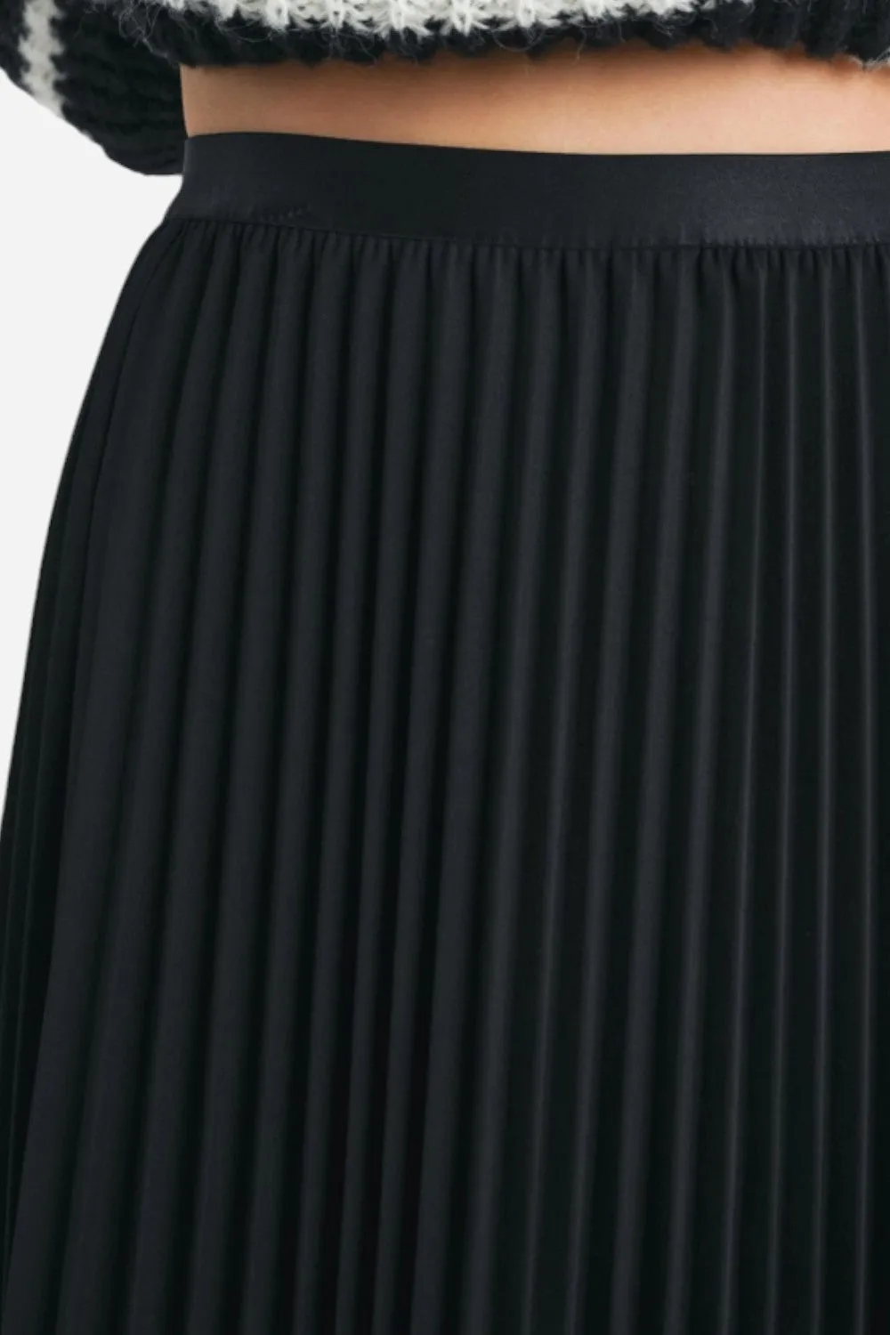 Sadie & Sage Full of Charm Midi Skirt Black