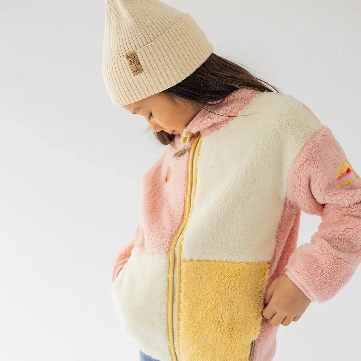 Veste en peluche rose avec blocs de couleur, enfant || Pink plush jacket with color blocks, child